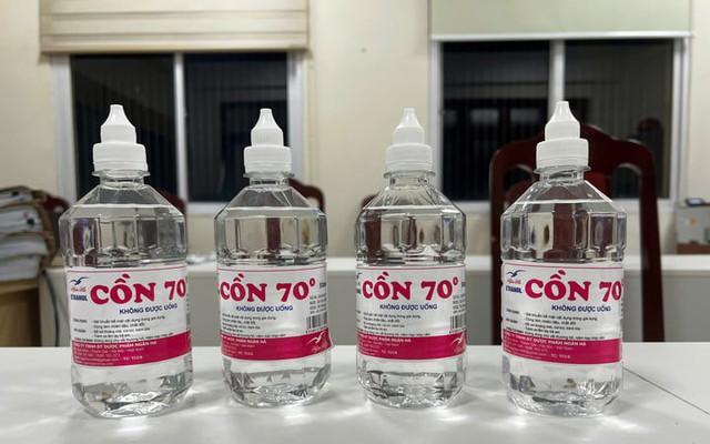 Bóc trần chiêu trò sản xuất cồn y tế giả của Phó Chủ tịch thị trấn ở Hà Nội