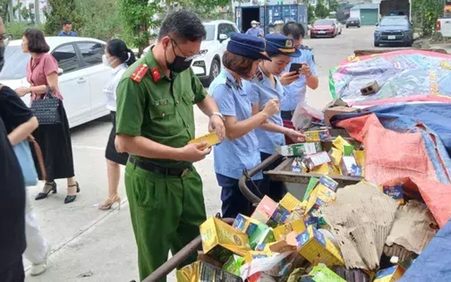 Phát hiện hàng vạn hộp thực phẩm chức năng hết hạn bị đổ tại điểm tập kết rác ở Hạ Long