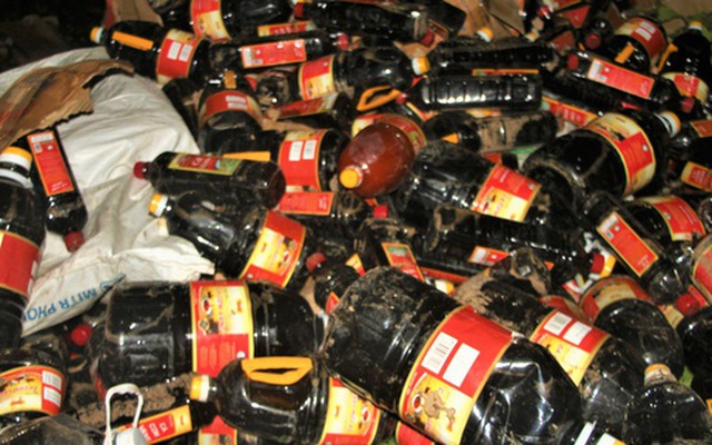 Cả ngàn chai nước mắm bị vứt bỏ trong bụi rậm ở Quảng Nam