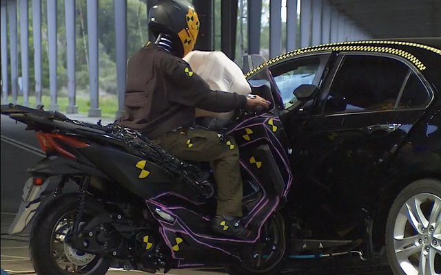 Thử nghiệm va chạm thực tế túi khí trên xe máy