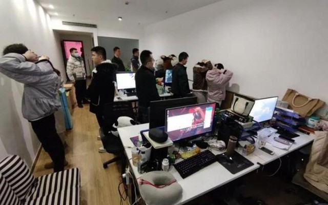 Vạch trần hoạt động tại văn phòng lừa đảo chứng khoán: Không được đi làm bằng xe công nghệ, cơm trưa đem đến tận nơi, không ra khỏi chỗ làm hoặc tiếp xúc với người khác