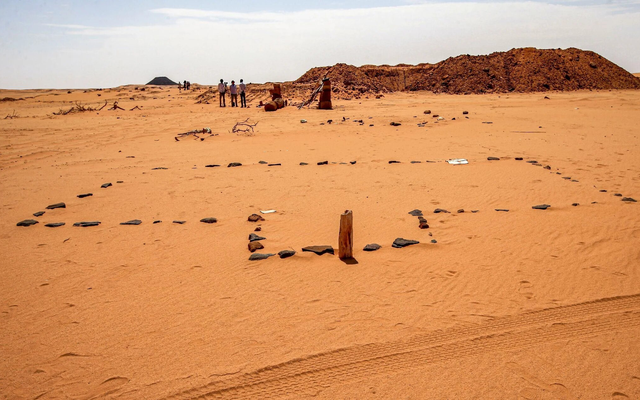 Tìm thấy kho báu dưới cát