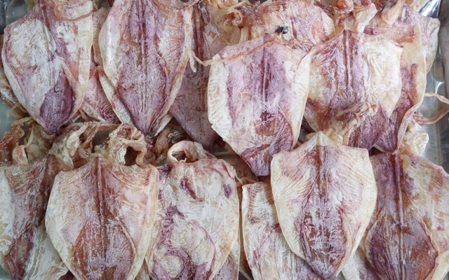 Đứng trước mặt chuyển khoản 500 triệu đồng mua 200kg mực nhưng người bán quyết không đưa hàng, cô gái 23 tuổi báo công an