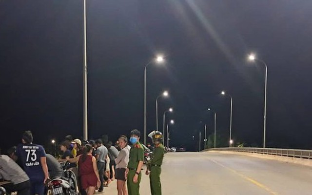 Trắng đêm tìm kiếm thanh niên nghi nhảy cầu ở Quảng Bình