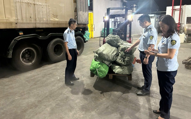 Khám một kho hàng đông lạnh ở Quảng Ninh, phát hiện "bí mật" đáng sợ bên trong