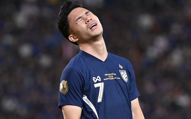 Supachok trượt dài sau bàn thắng vào lưới Việt Nam, mất suất ở tuyển Thái Lan vì lý do cay đắng