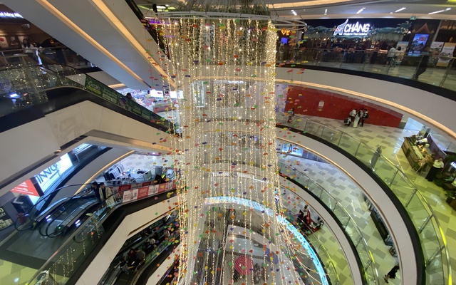 Cảnh tượng không ngờ bên trong Vạn Hạnh Mall sau 22h30, một chi tiết gây chú ý sau khi hàng quán tạm nghỉ