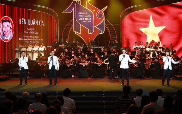 Nhóm Oplus hát "Tiến quân ca" trong đêm nhạc tôn vinh nghề báo, hàng nghìn khán giả xúc động hòa giọng