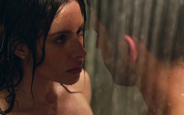 Mặc chiếc váy ngủ quyến rũ, khẽ chạm tay vào người chồng thủ thỉ, câu đáp của anh bắt tôi phải "tỉnh lại"