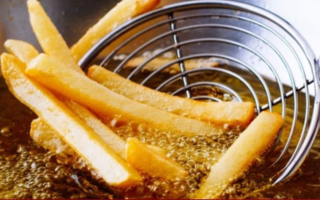 Chiên ngập dầu hay ít dầu đỡ bị ngấm chất béo hơn?