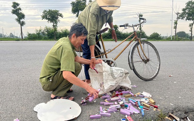 Hàng ngàn thỏi son bị vứt bỏ ven đường Hà Nội, nhiều người mang bao tải, túi tới nhặt