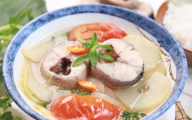 Nấu canh cá nên dùng nước sôi hay nước lạnh?