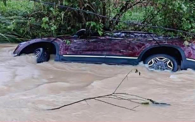 Ô tô chở 5 người bị lũ cuốn trôi ở Tuyên Quang