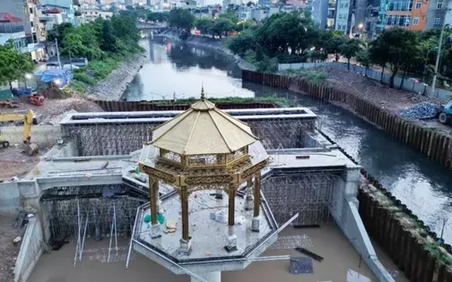 Đập tràn giữ nước có kiến trúc 'lạ mắt' đã hình thành trên sông Tô Lịch