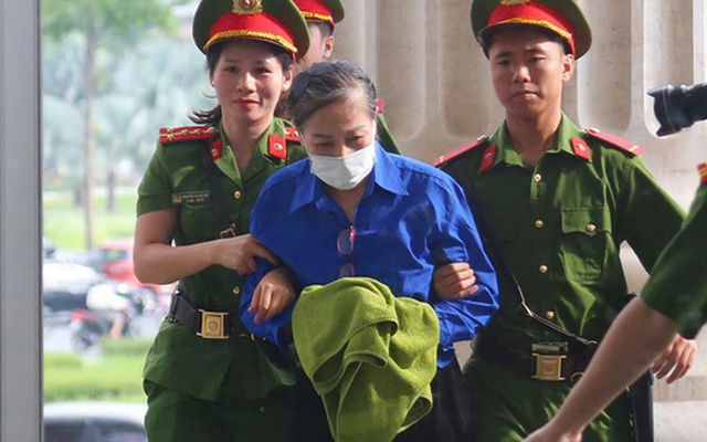 Cựu bí thư tỉnh ủy Hoàng Thị Thúy Lan cùng các bị cáo đến tòa bằng xe đặc chủng và xe 29 chỗ