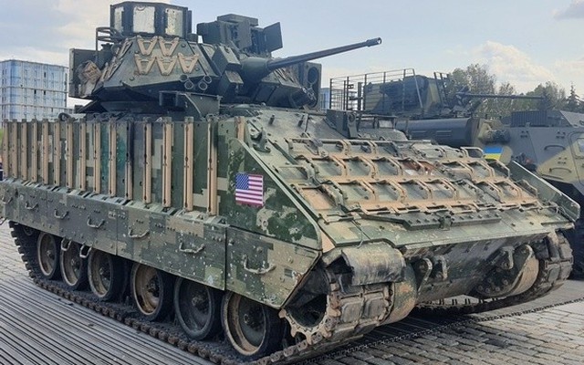 Vụ nổ tên lửa TOW bên trong phá hủy hoàn toàn xe chiến đấu bộ binh M2A2 Bradley