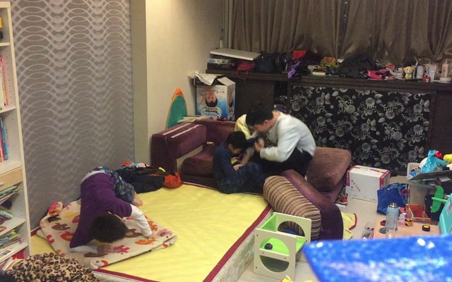 Đến thăm nhà người khác mà mang 5 biểu cảm này bạn sẽ bị coi là EQ thấp