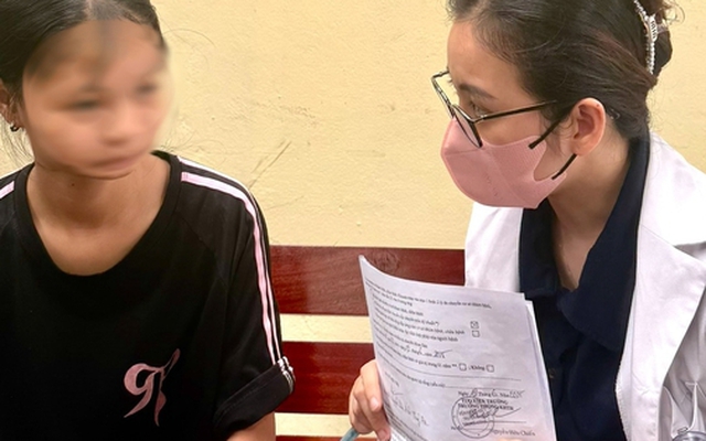 Bà mẹ đưa con gái đi khám bệnh bị lừa sạch tiền khi đang chờ đến lượt