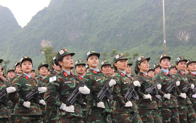 Ngắm các nữ chiến sĩ quân đội xinh đẹp luyện tập diễu binh, diễu hành