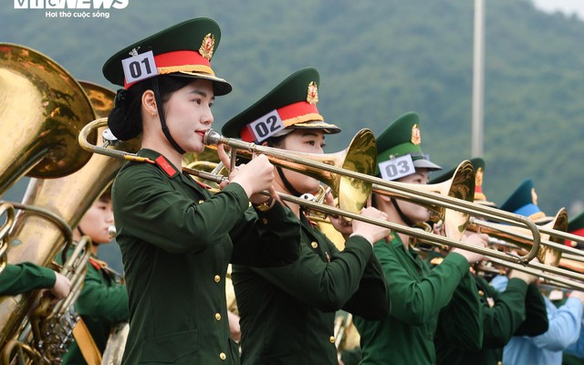 Chiến sĩ 'khối hoa hậu' rạng rỡ trong buổi hợp luyện diễu binh Quốc khánh 2/9