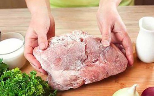 4 đại kỵ khi rã đông thực phẩm, biết mà tránh kẻo "rước hoạ"