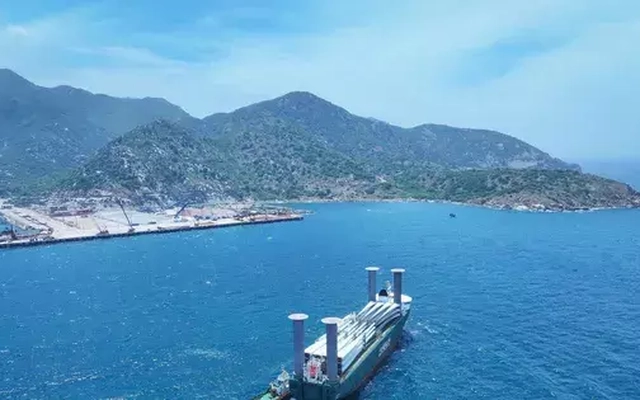 Cảng quốc tế Trung Nam Cà Ná lần đầu đón tàu chở tuabin gió
