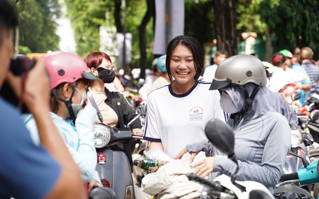 Đề Văn thi tốt nghiệp THPT 2025 ai cũng phải khen hay: "Vùng trời quê hương nào cũng là bầu trời Tổ quốc"