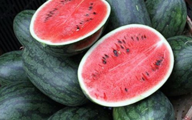 Mùa hè, chọn sao cho đúng dưa hấu chín ngọt tự nhiên: Không cần gõ, nhìn vào 1 vị trí là biết ngay