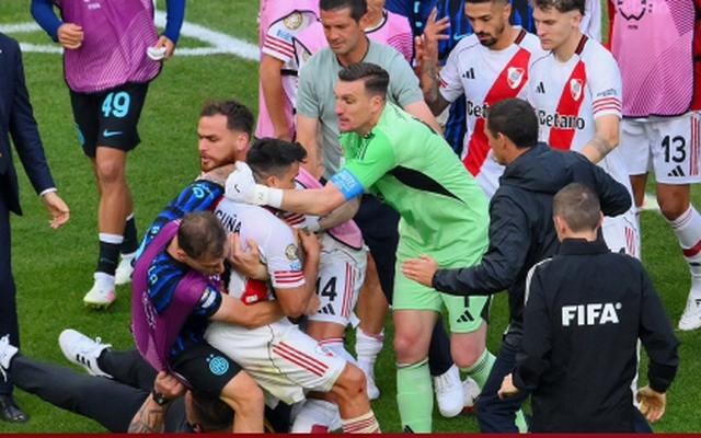 Ngôi sao Argentina đuổi đánh đối thủ, đồng đội vật ra sân ngăn cản