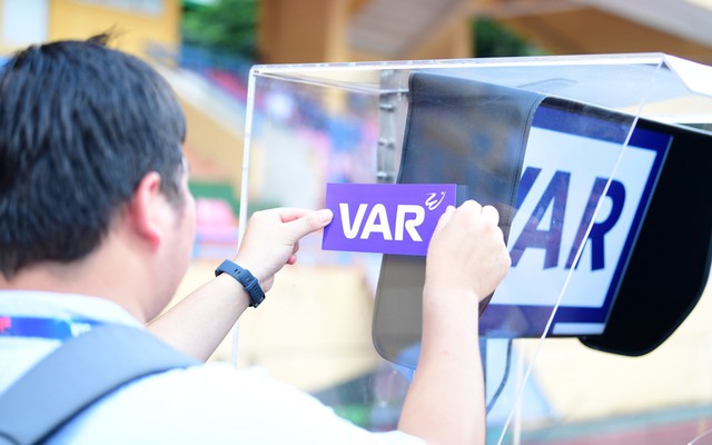 VAR gặp sự cố hi hữu, cựu đội trưởng tuyển Việt Nam phẫn nộ nhìn đội nhà tan mộng giành cúp