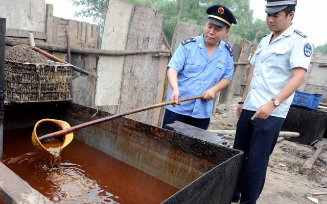 Lãnh án tử hình vì bán dầu thải: Hé lộ góc tối đáng sợ và cú ngoặt cho cuộc chiến chống "dầu cống rãnh" len lỏi vào những bữa cơm của cả tỷ người