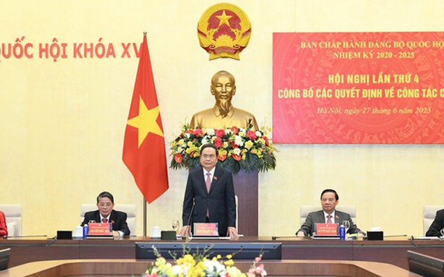 Chủ tịch Quốc hội Trần Thanh Mẫn trao các quyết định về công tác cán bộ