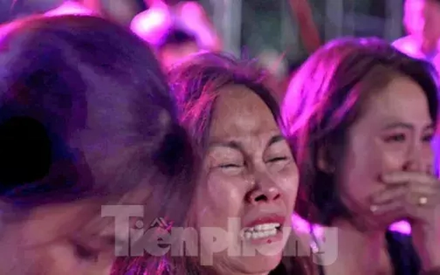 Mẹ khóc nghẹn, không nói nên lời trước giây phút Hà Trúc Linh đăng quang