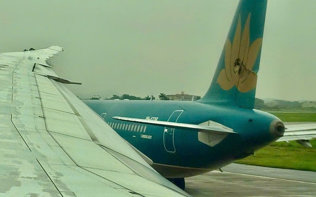 Đình chỉ bay hai tổ phi công sau vụ va chạm máy bay tại Nội Bài