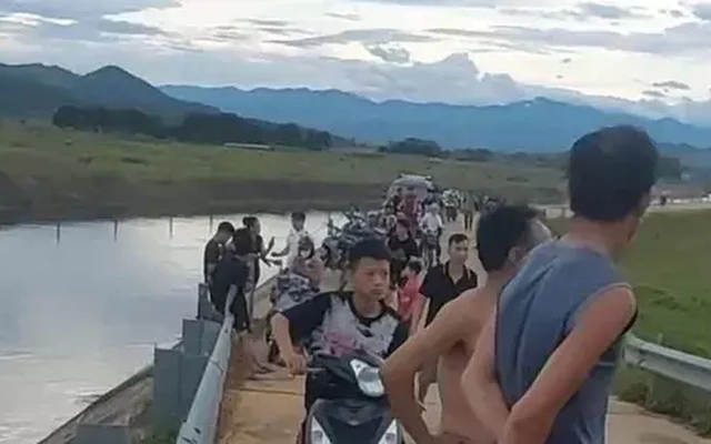 Hai anh em ruột đuối nước khi cứu nhau dưới kênh