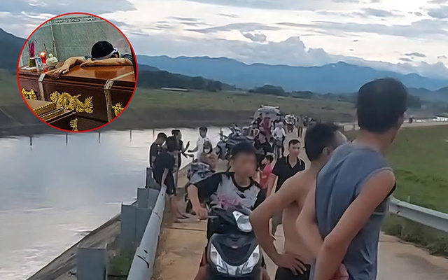 Đau xót cảnh người bố đi làm ăn xa trở về ôm quan tài 2 con trai đuối nước ở Hà Tĩnh
