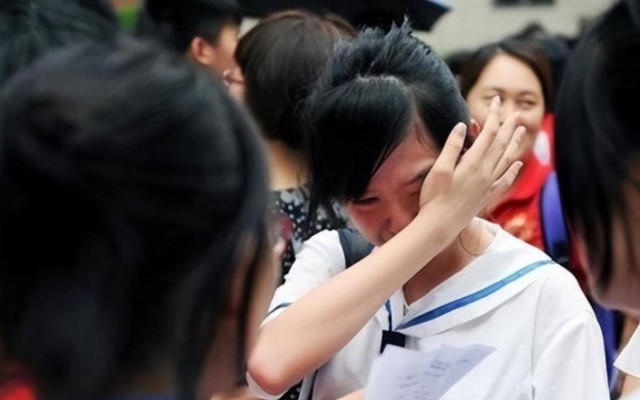 Ai cũng nói “Giỏi thì đề nào cũng làm được”, sĩ tử 2k7 đừng “làm màu” khóc mãi: Bởi họ đâu làm mẹ, phải chứng kiến con ôn thi đến sáng!