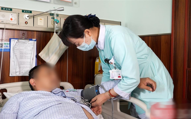 Người đàn ông tắc mạch máu 2 lần trong nửa năm: Bác sĩ bất lực nói “dừng ngay 2 việc này”