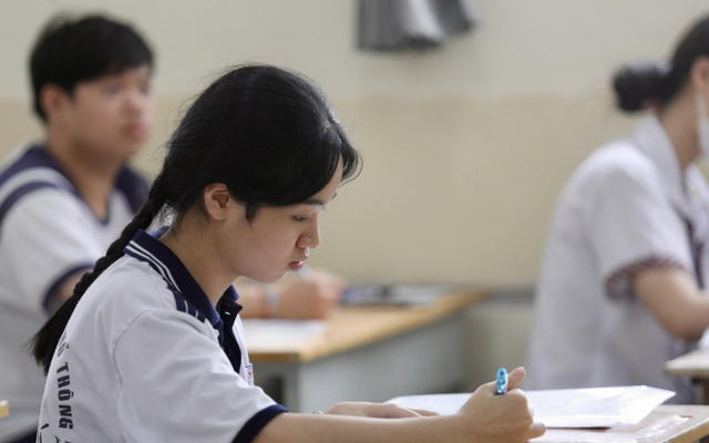 Bức thư của bà mẹ đơn thân nuôi 2 con gửi các phụ huynh: Chúng ta mong mỏi vòng nguyệt quế trên đầu con, bất chấp sức khoẻ, tính mạng của chúng…