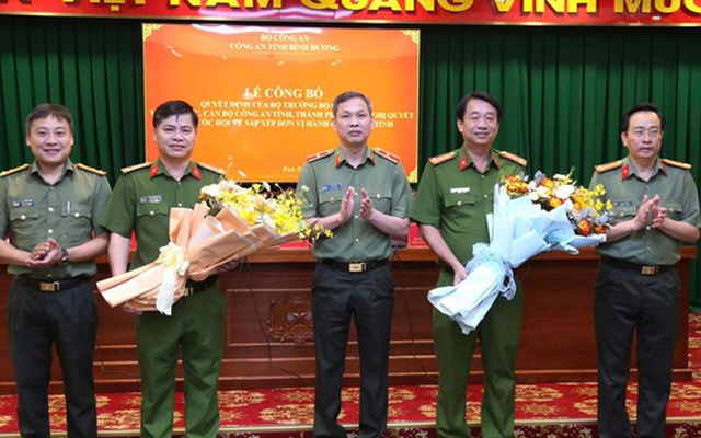 Thiếu tướng Tạ Văn Đẹp chúc mừng 2 Phó Giám đốc Công an Bình Dương nhận nhiệm vụ mới