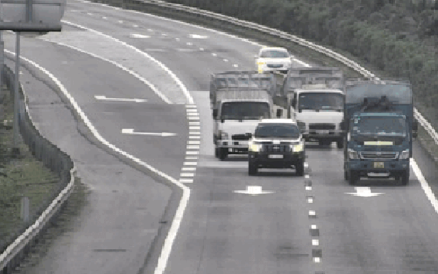 Tạt đầu, chèn ép cùng lúc 2 xe tải trên cao tốc, tài xế xe 7 chỗ bị khởi tố