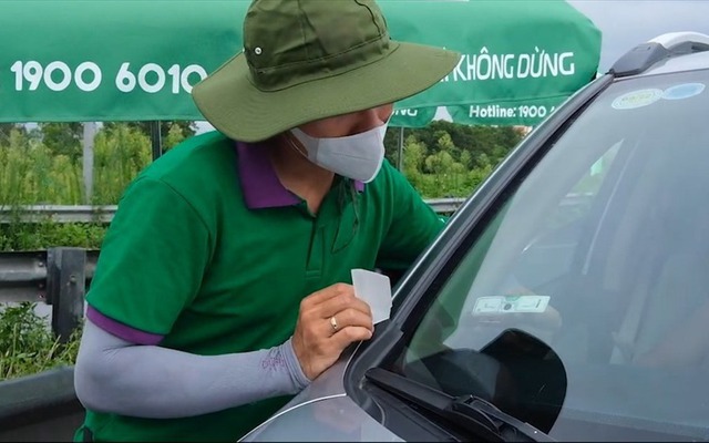 Dán thẻ thu phí không dừng có bắt buộc khi đăng kiểm xe?