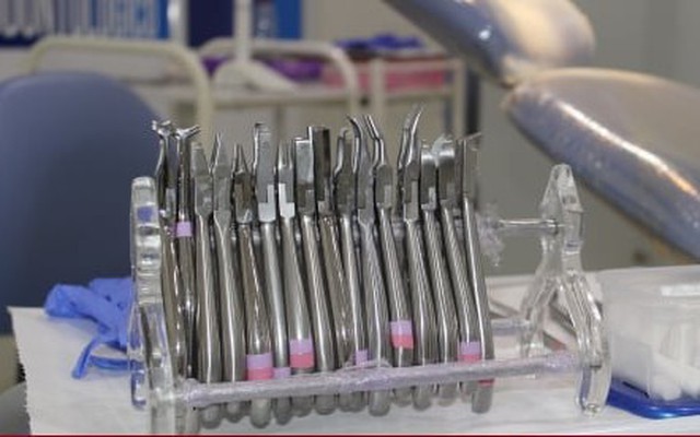 Đi nhổ răng khôn, cô gái bị khâu lưỡi vào nướu vì bác sỹ già, mắt kém