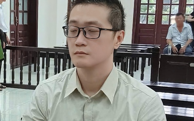 Sỉ nhục rồi đánh người yêu cũ giữa quán cà phê