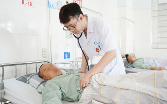 Chạy marathon, 2 người đàn ông nhập viện cấp cứu