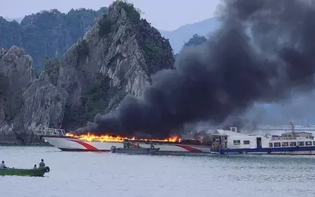 Tàu cao tốc cháy ngùn ngụt, 5 người nhảy xuống biển thoát thân