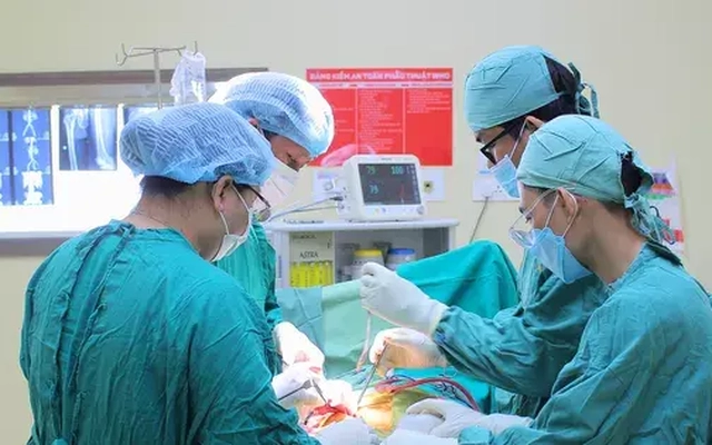 Té từ mái nhà nạn nhân gãy hàng loạt xương thoát chết thần kỳ