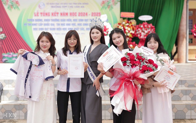 Hoa hậu Trần Thị Mỹ Linh về trường cũ làm điều ý nghĩa