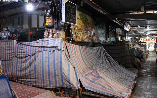 Cả tuần vắng khách mua, nhiều quầy hàng ở làng gốm Bát Tràng khóa cửa, phủ bạt