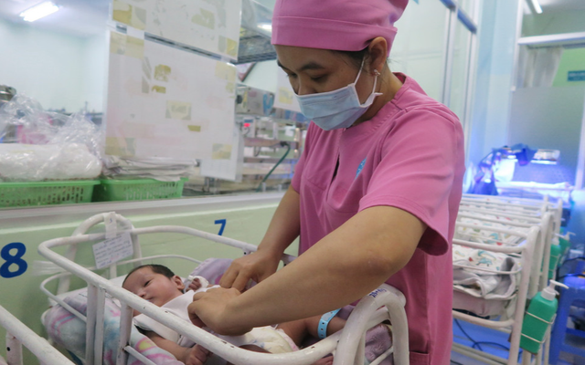 Nữ điều dưỡng khóc lặng kể về 13 chiếc cũi cô đơn ở BV Hùng Vương: Bệnh viện là nhà, bác sỹ là mẹ, ai sẽ là gia đình của các em...?"